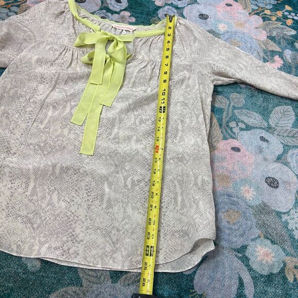 Rebecca Taylor Silk Blouse Womens 4 Gray Snakeskin Print yellow Tie Ribbon top - Picture 6 of 12